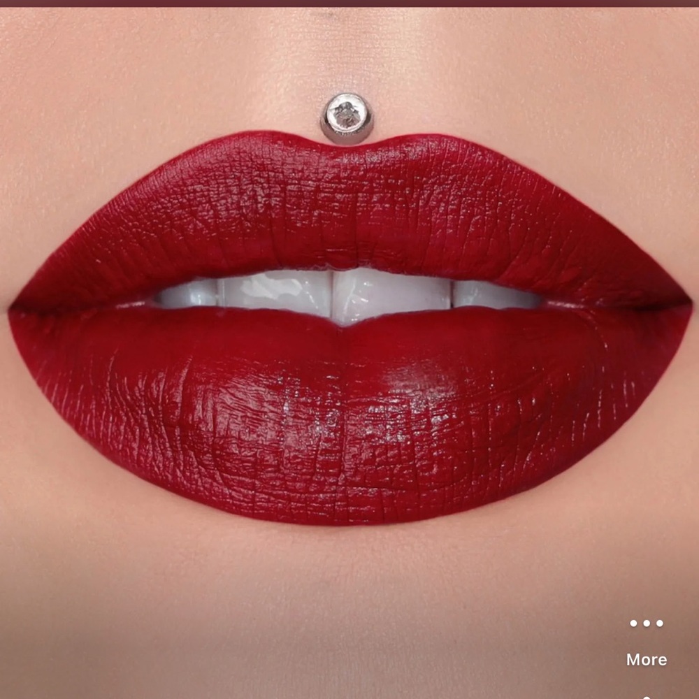 Jeffree Star Designer Blood Velvet
Trap Lipstick